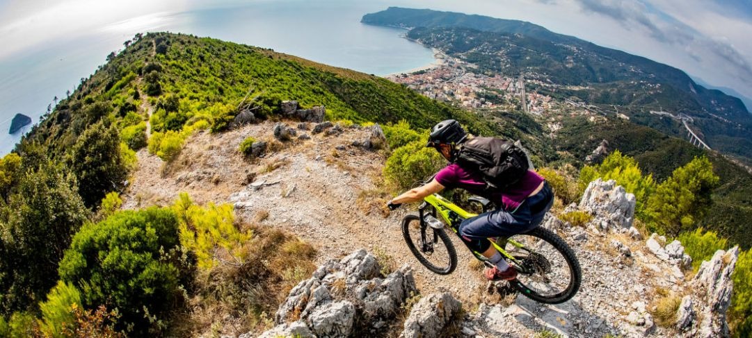 I migliori sentieri in bici in Liguria: tra mare, monti e borghi incantevoli