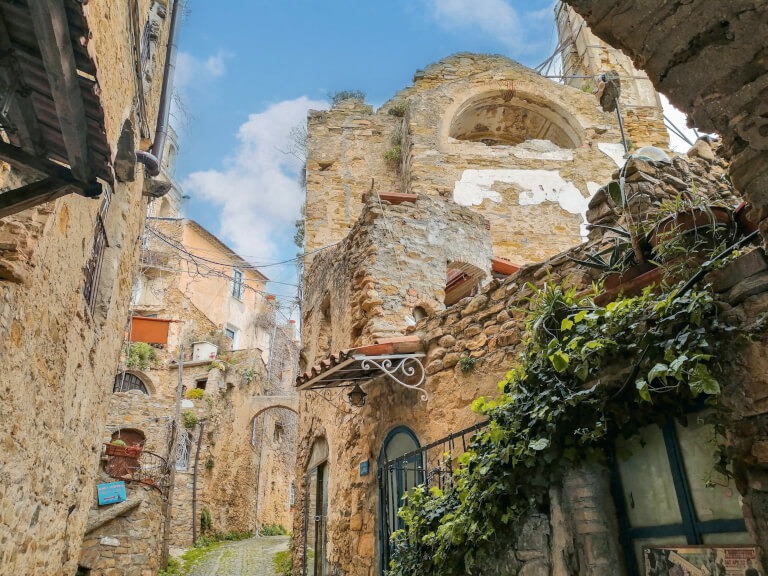 Bussana Vecchia: Il borgo degli artisti in Liguria