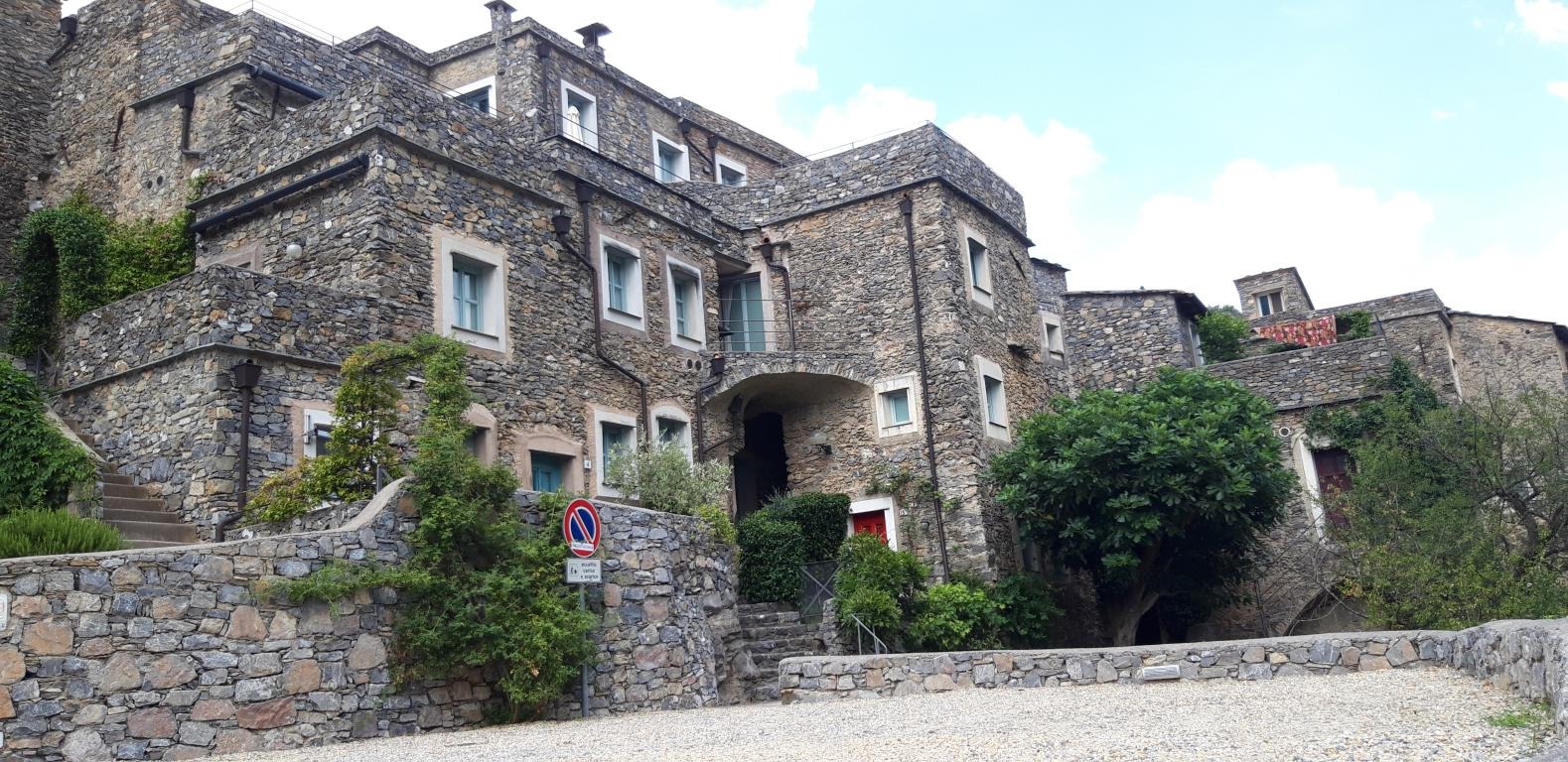 Colletta di Castelbianco: Il Borgo tecnologico in Liguria