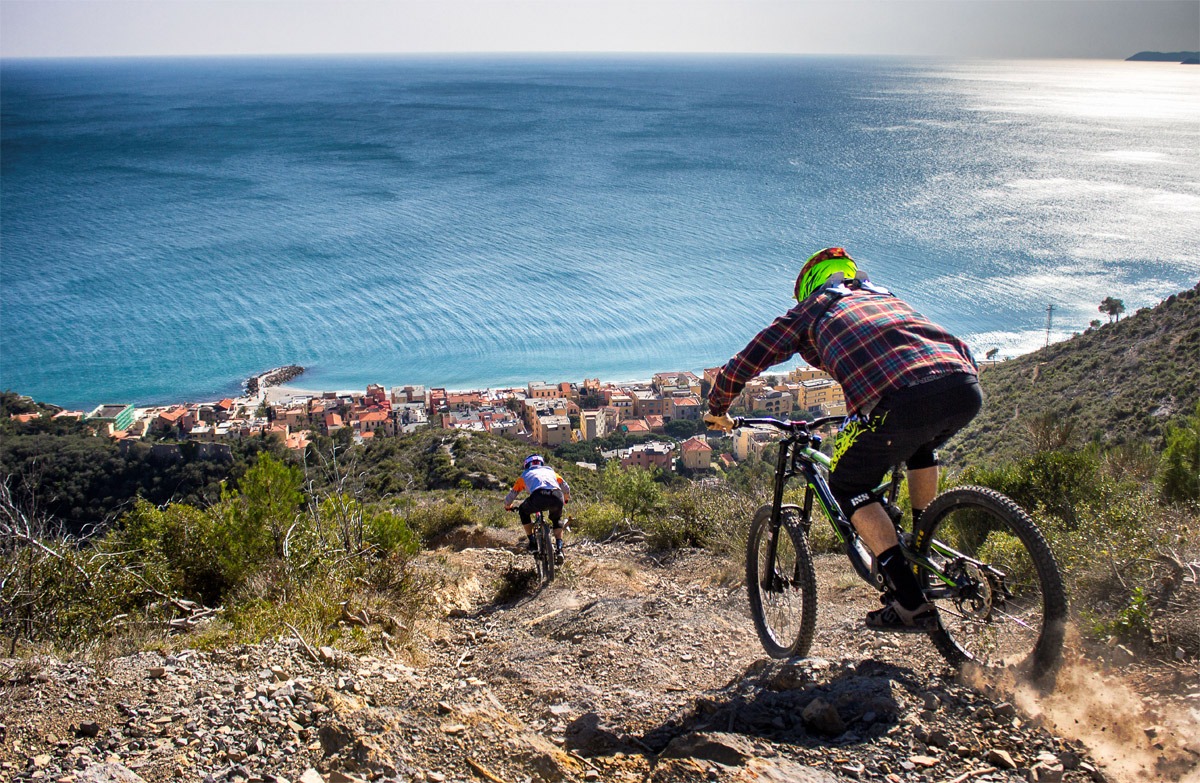 Liguria a Fine Marzo 2026: Un Itinerario tra Fiori, Vele e Sentieri Fioriti