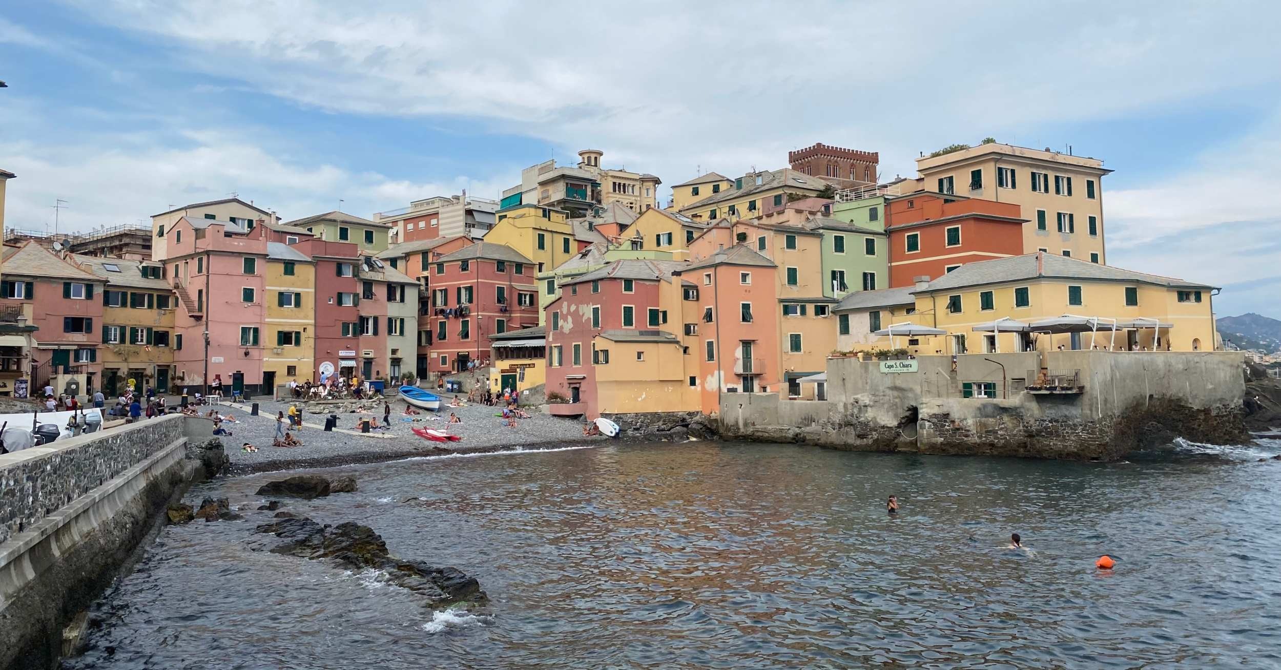 Boccadasse: il Borgo dei Pescatori che Incanta Genova
