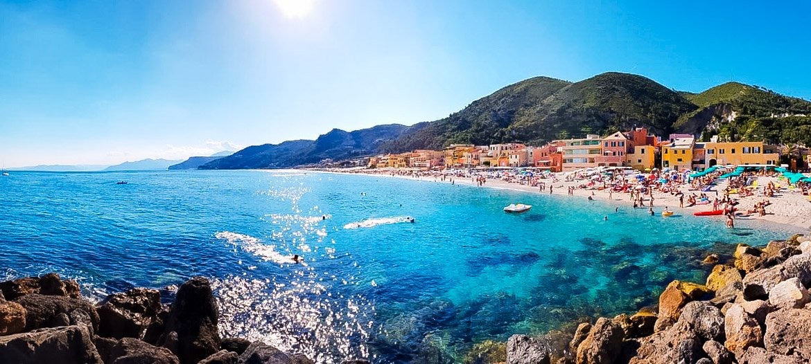 Apri la stagione dei bagni? Le spiagge più belle dove prendere il primo sole (e fare il primo tuffo dell’anno)