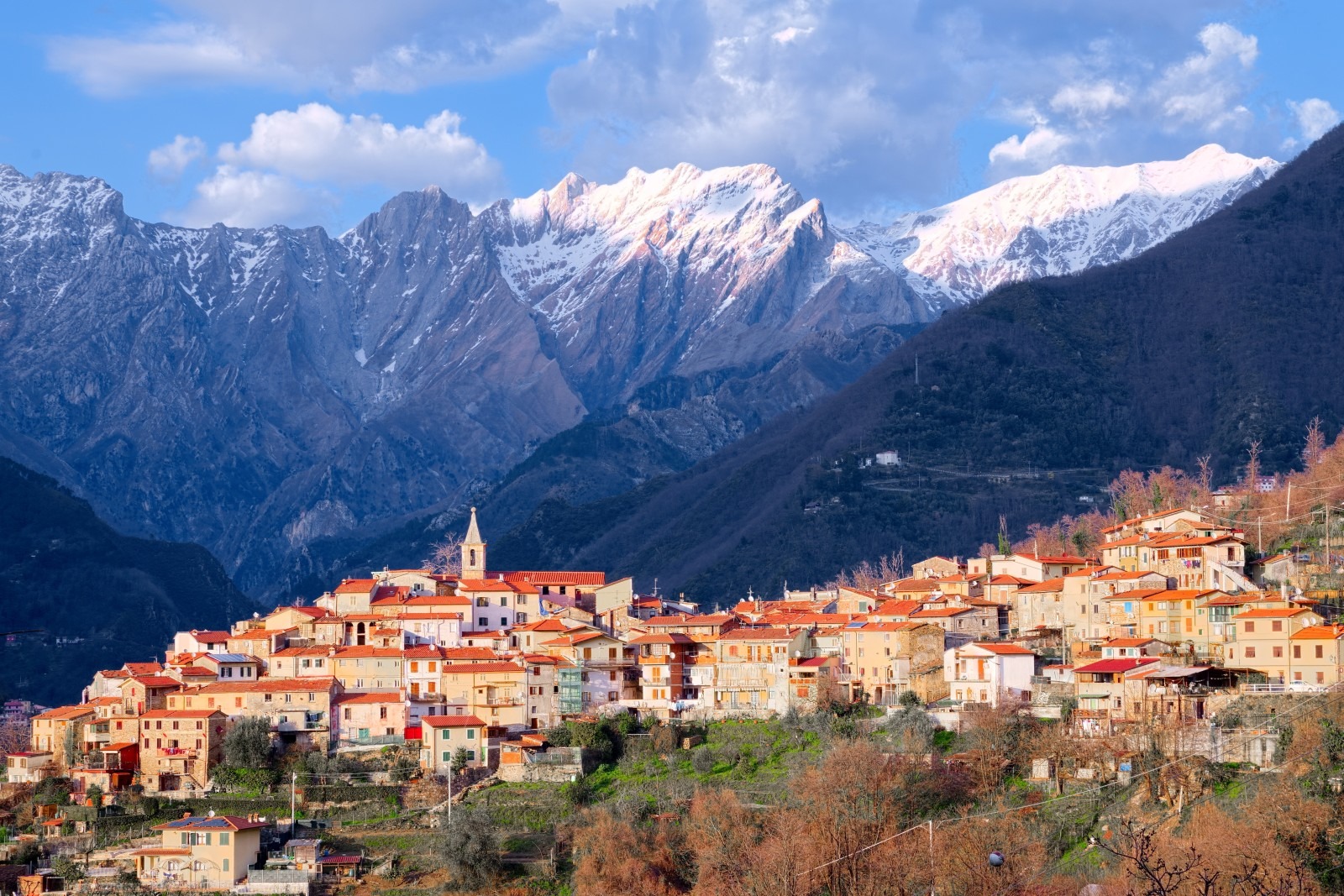 Alpi Apuane: Tra Marmo, Trekking e Paesaggi Mozzaﬁato