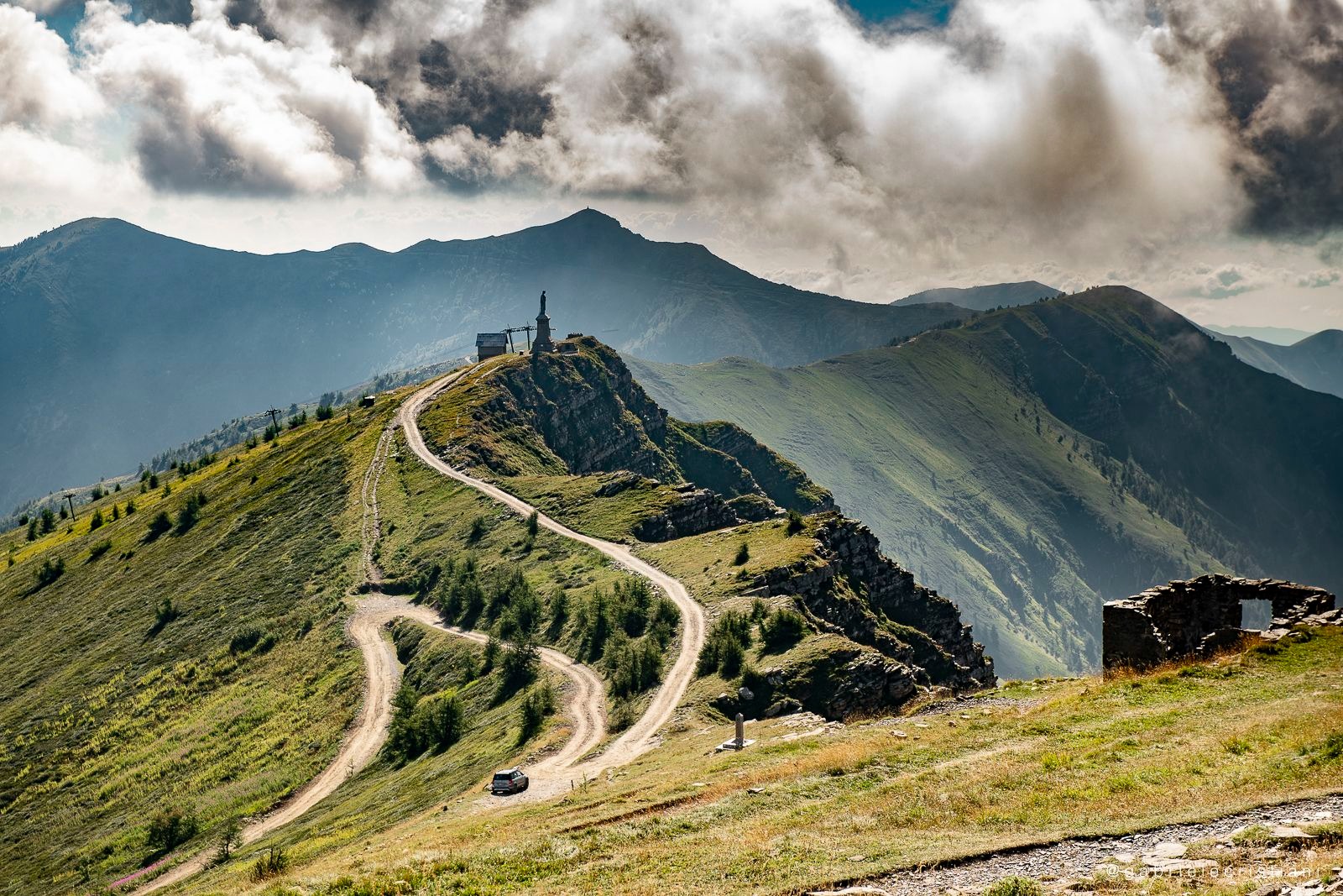 Alpi Liguri: Nel Regno della Natura Selvaggia tra Cime e Borghi da Fiaba
