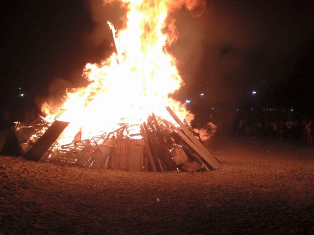 I Falò di Sant’Antonio Abate in Liguria: Fuochi che Scaldano l’Anima e Aprono il Carnevale