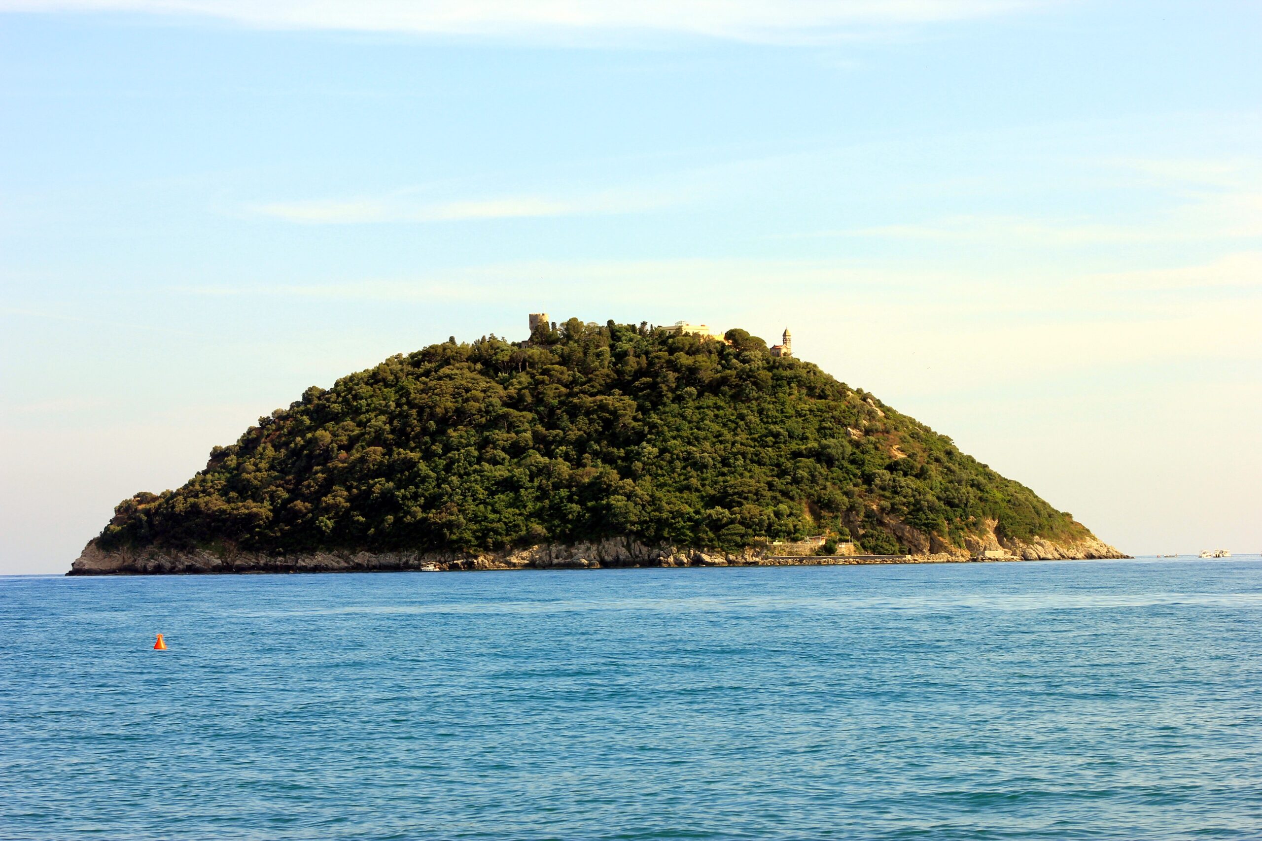 L’isola che (forse) puoi visitare solo a giugno: Gallinara (Albenga)