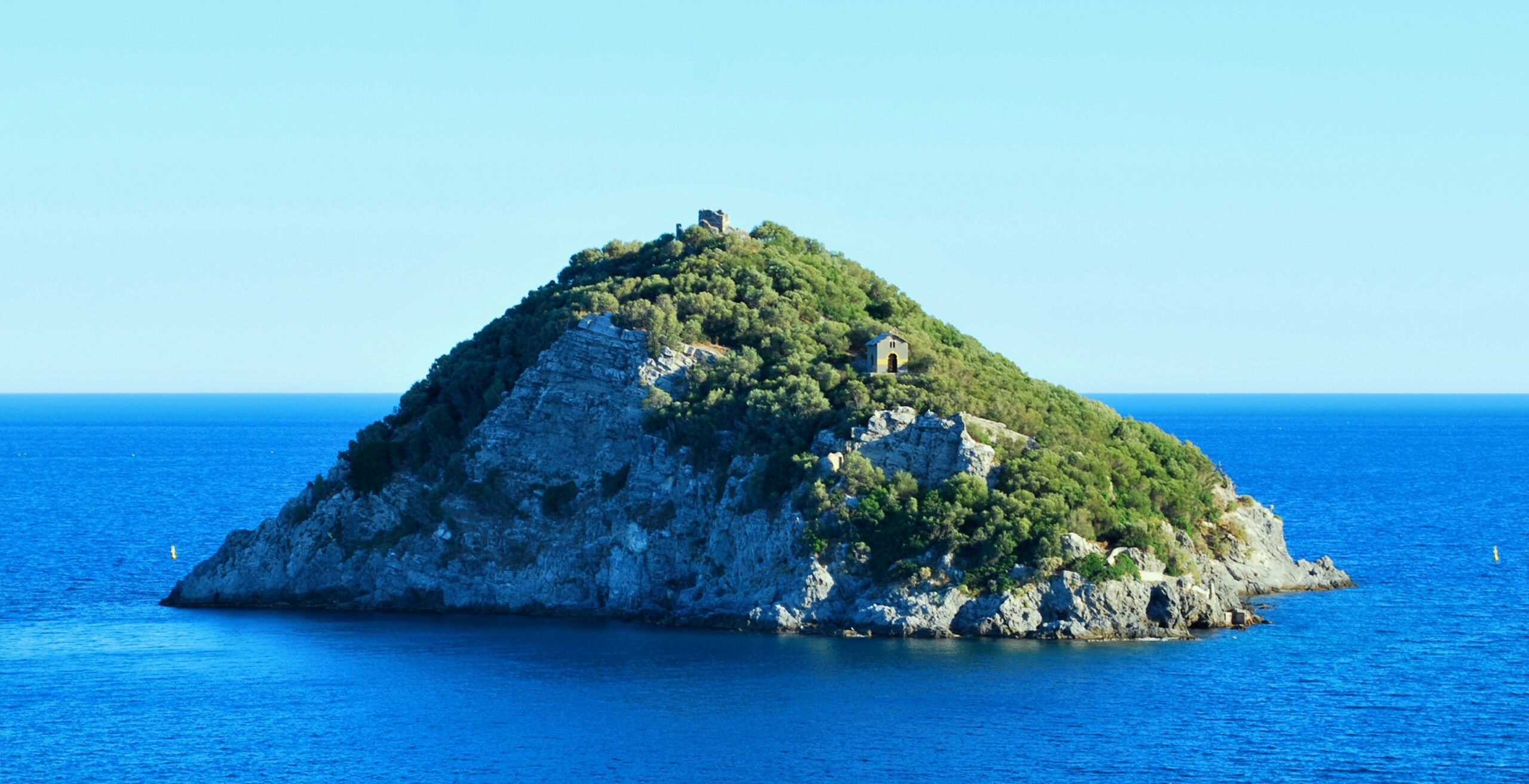 Gite fuoriporta a maggio: le Isole di Bergeggi viste dalla terraferma (o in kayak prima del caos estivo)