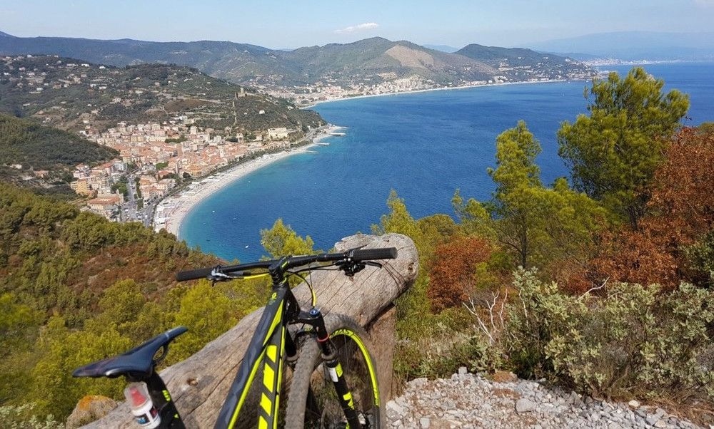 E-bike tra gli ulivi millenari: un tour sostenibile nel Savonese