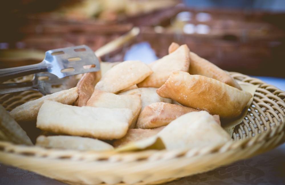 Sagra dello Sgabeo di Sarzana: cinque giorni di festa per la pasta fritta più amata della Lunigiana