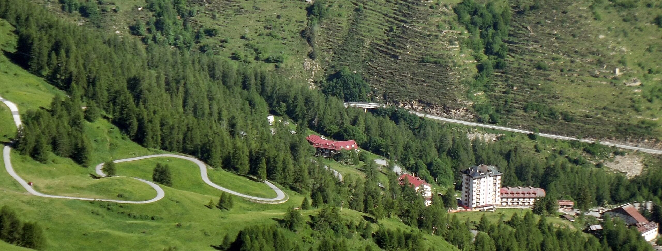 Dove sfuggire all’afa in Liguria: oasi di fresco tra montagne, borghi e acque sorgive